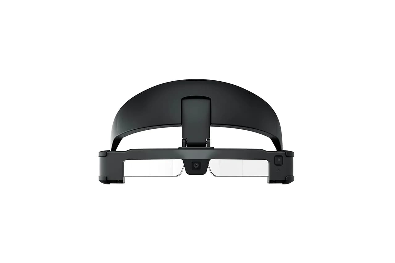 Epson Moverio BT-45C visto de frente, visera rectangular negra con una cámara pequeña en el centro y el arco de la diadema encima.