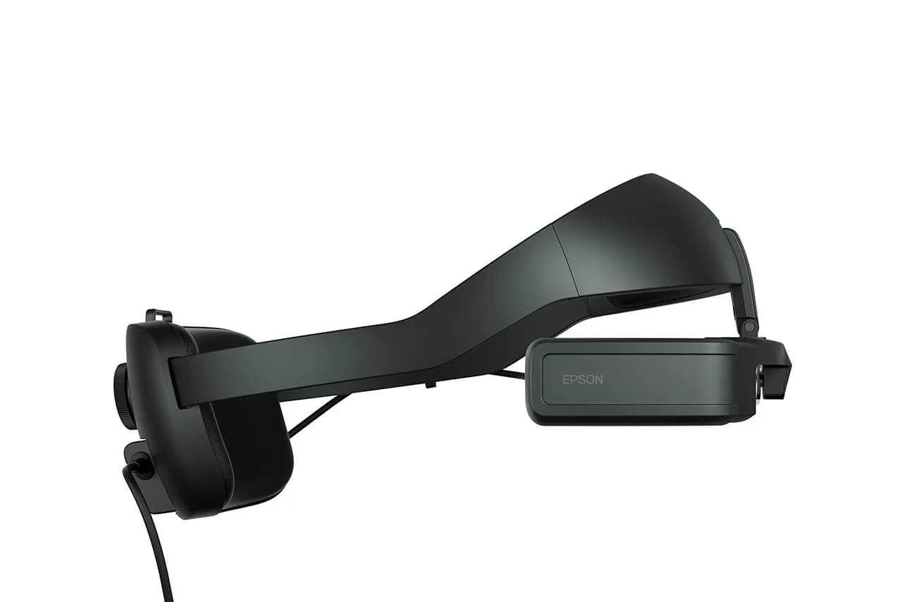 Epson Moverio BT-45C de perfil, con el módulo lateral negro con el logo EPSON, una almohadilla acolchada y una rueda de ajuste.
