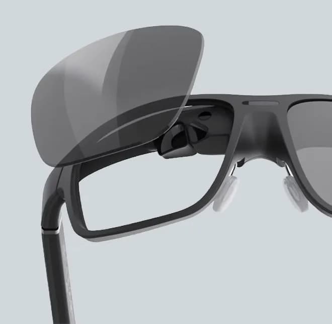 Gafas Everysight Maverick AI en primer plano con el lente levantado, mostrando un clip de lente graduada sujeto dentro de la montura negra.