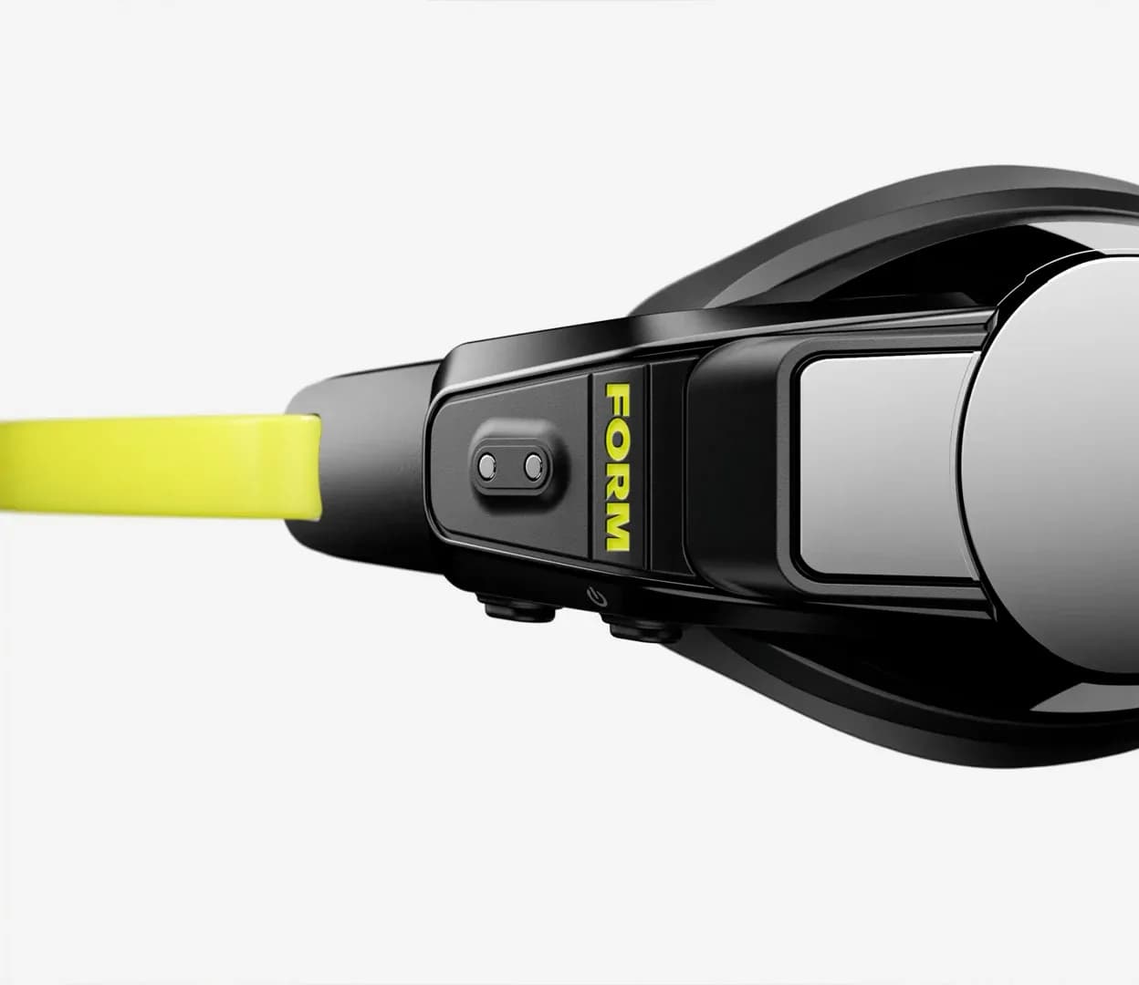 Gafas FORM Smart Swim 2 vistas desde arriba, con el logotipo FORM, dos botones pequeños y el lente espejado junto a la correa verde lima.