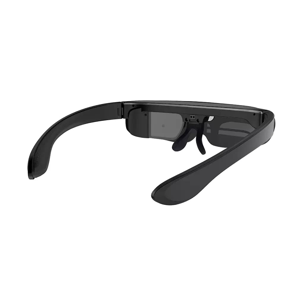 Gafas AR Goolton G20-S, vista cercana de la bisagra frontal con una cámara redonda pequeña y el prisma transparente, fondo blanco.
