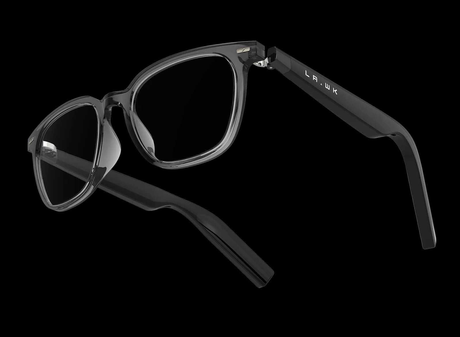 Gafas inteligentes LAWK City, en gris translúcido, vistas desde atrás en ángulo, con el logotipo LA.WK impreso en la patilla.