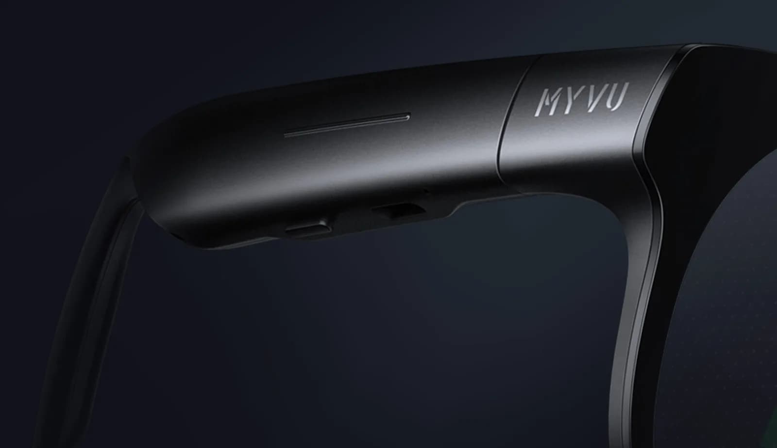 Gafas Meizu MYVU, patilla en negro mate, primer plano de la bisagra con el logotipo MYVU grabado en el brazo.
