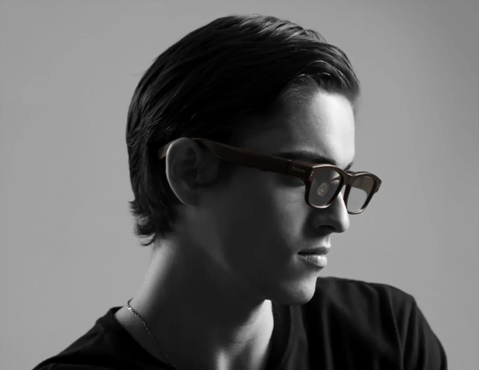 Gafas Meizu StarV Air2 en el rostro de un hombre, perfil en blanco y negro con el logotipo STARV en la patilla.