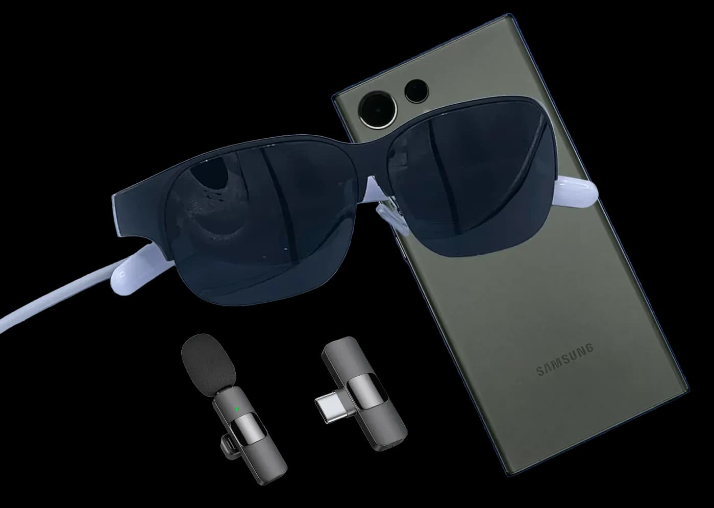 Gafas NuEyes NuCaption en negro con patillas blancas y un cable, delante de un teléfono Samsung verde y un micrófono de solapa pequeño.