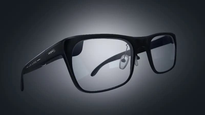 Gafas OPPO Air Glass 3 en negro, montura rectangular gruesa con cristales claros, vista en tres cuartos sobre fondo oscuro.