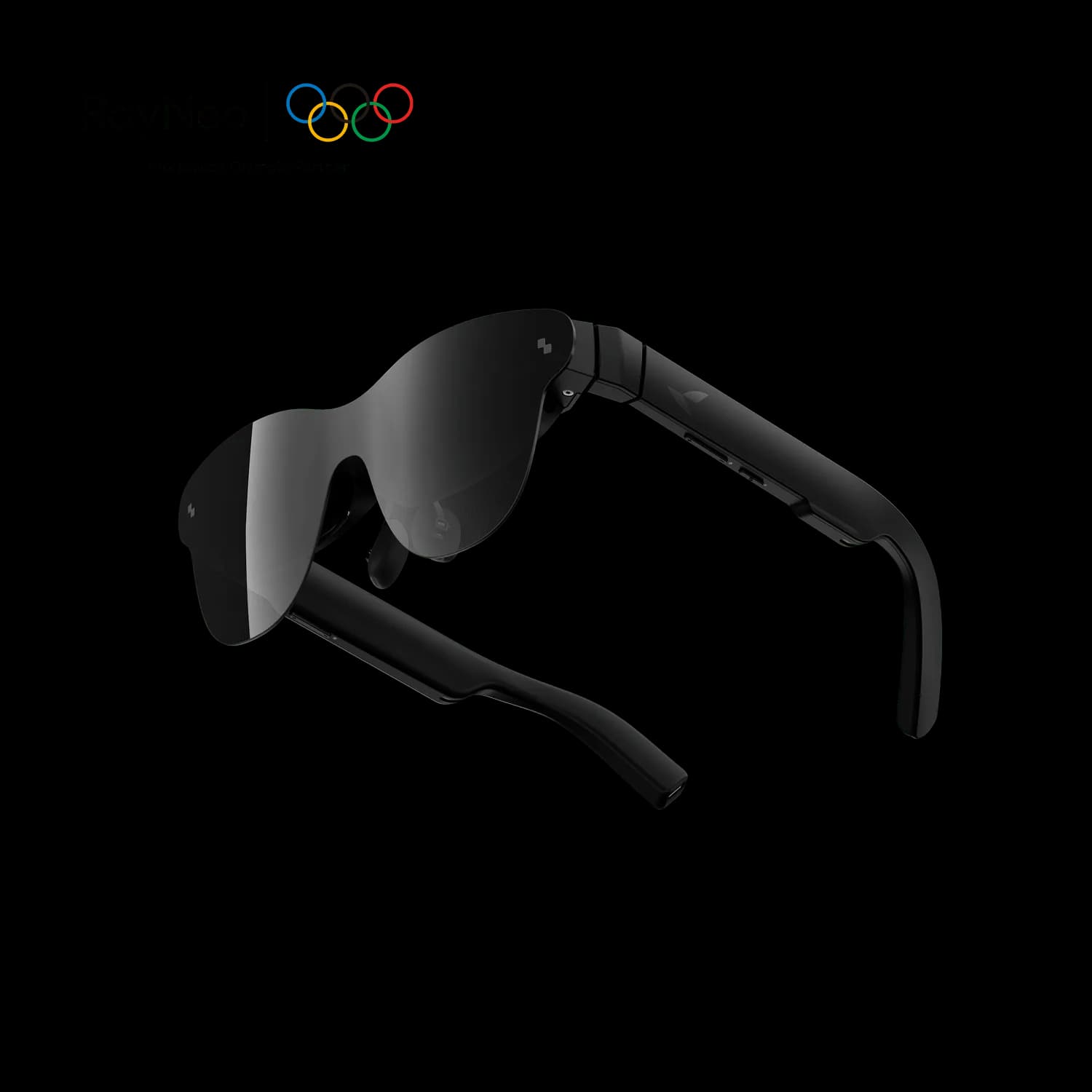 Gafas RayNeo Air 4 Pro en negro, lente única y curva oscura, vista en tres cuartos sobre fondo blanco.