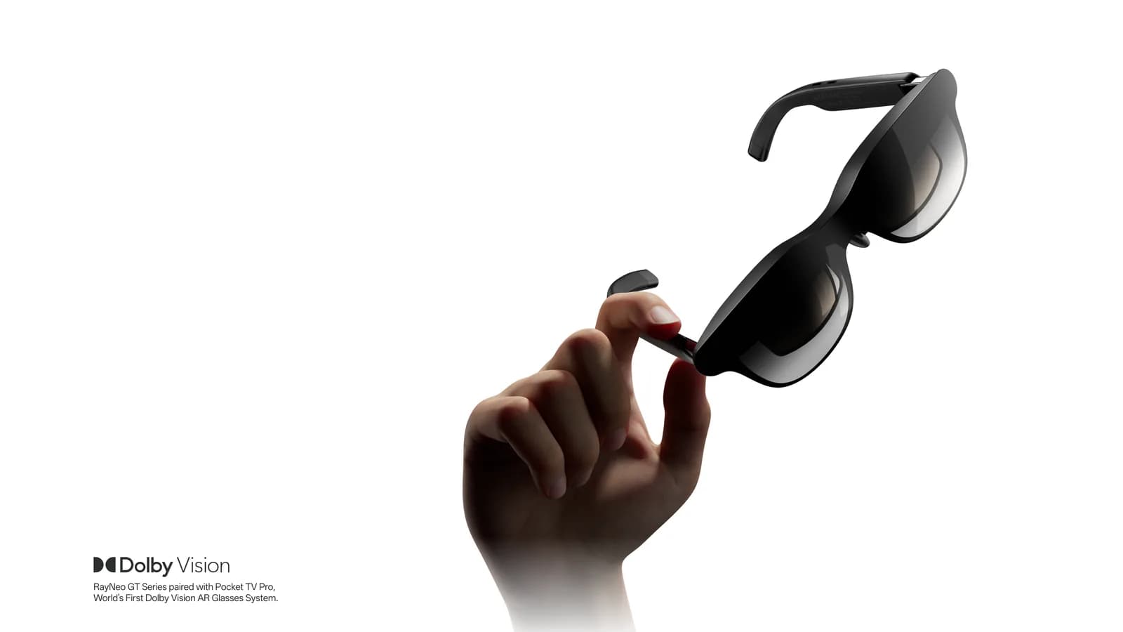 Gafas RayNeo GT en negro, sostenidas por una mano, mostrando de cerca la lente degradada y la bisagra.