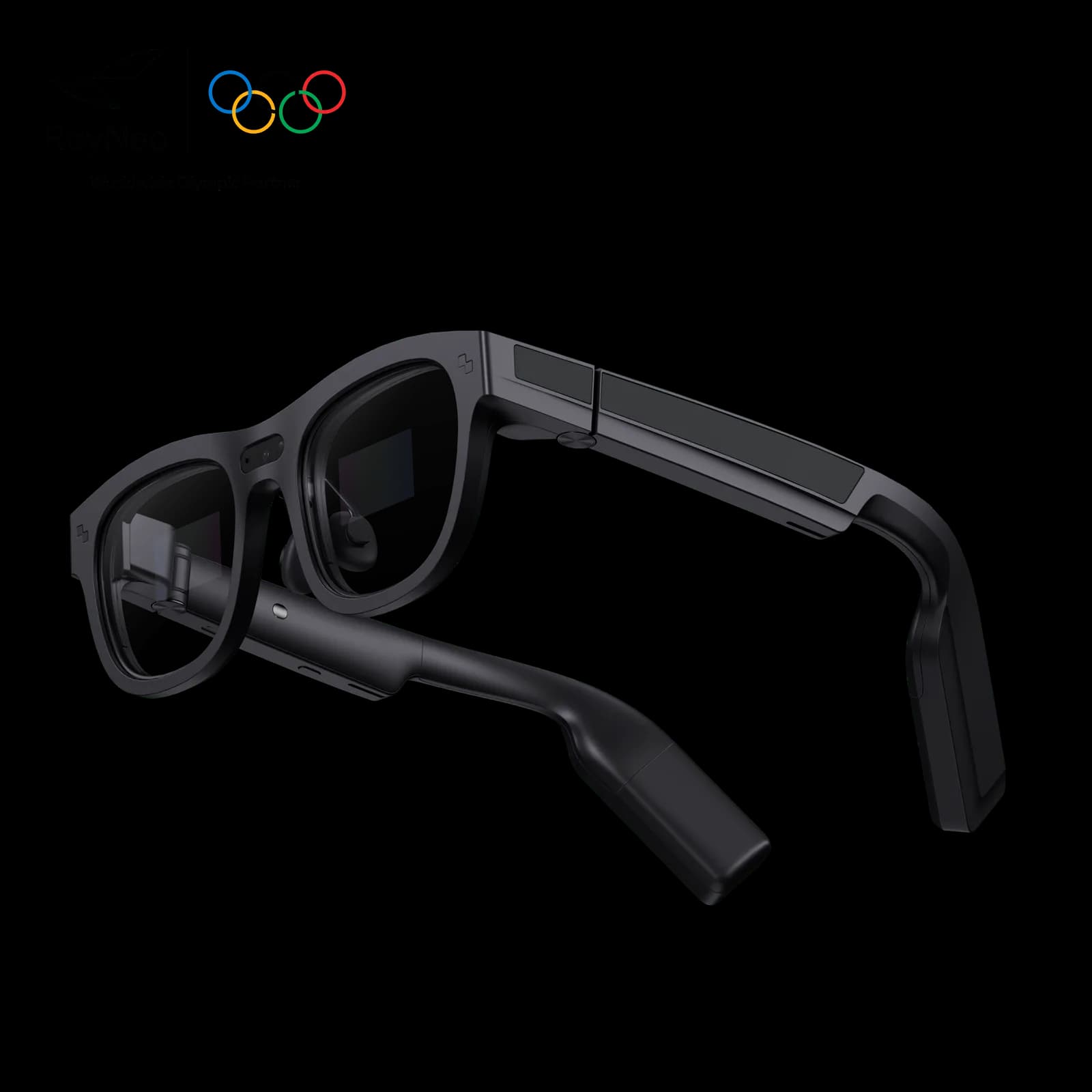 Gafas de RA RayNeo X2 en negro, plegadas sobre fondo blanco, con montura gruesa, lentes claras y cámara en el aro izquierdo.