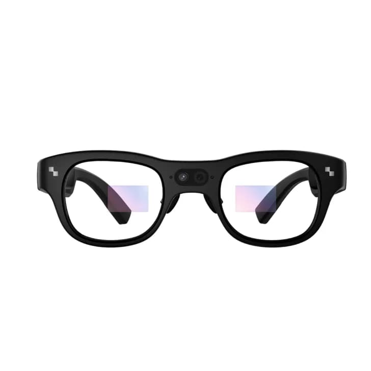 Óculos de RA RayNeo X3 Pro em preto, de frente sobre fundo branco, com lente de câmera perto da ponte e lentes claras.