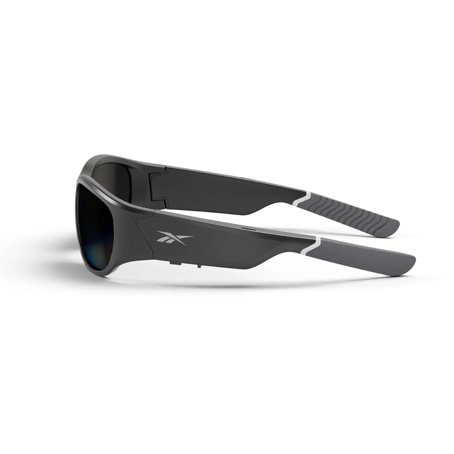 Gafas de sol Reebok Smart Eyewear en negro, de lado con las patillas plegadas, puntas grises y un pequeño logo de Reebok.