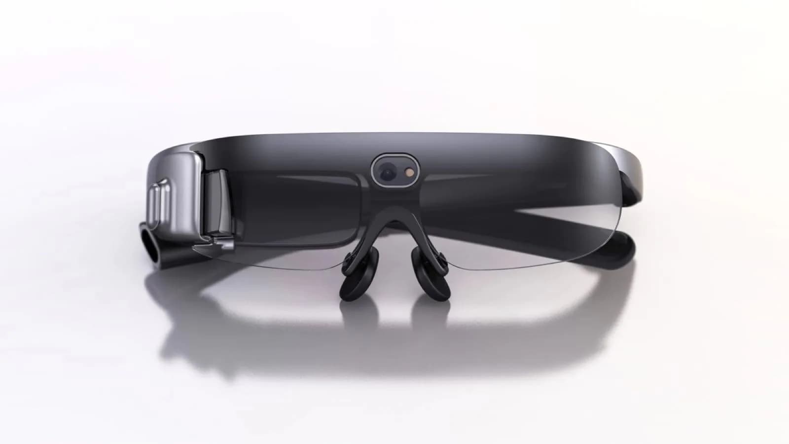 Rokid Glass Enterprise en negro, un visor de un solo cristal con cámara redonda centrada sobre el puente y almohadillas nasales finas y flexibles.