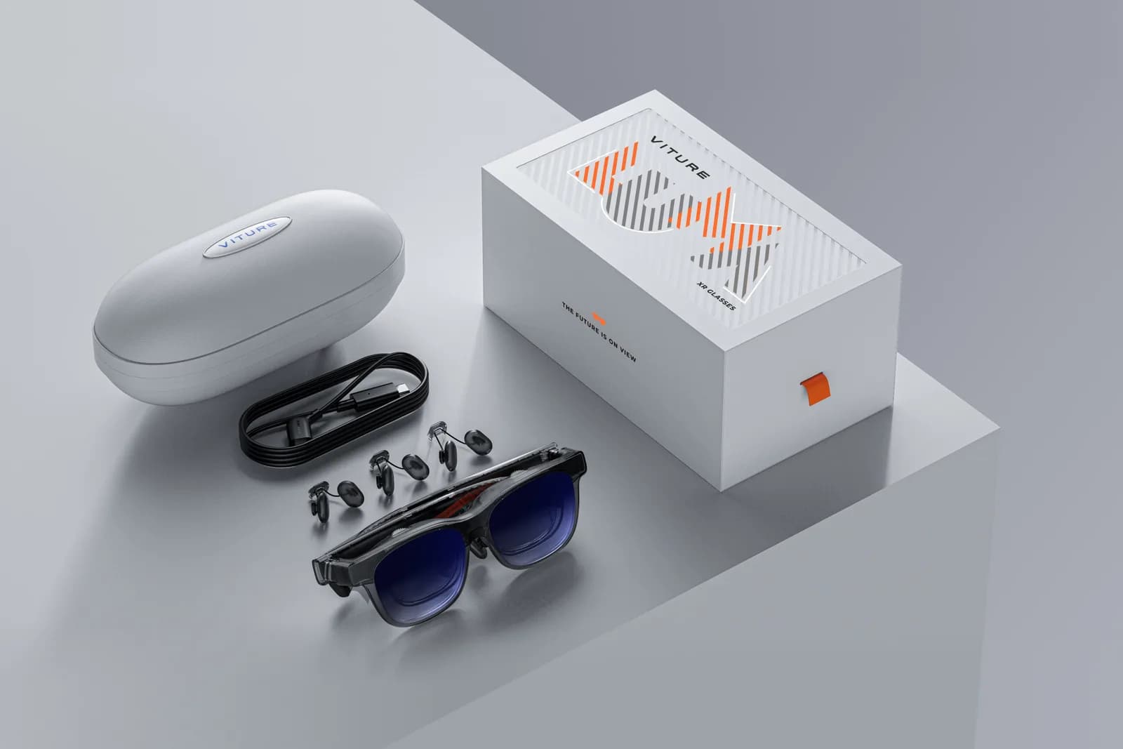 Kit de venda do VITURE Luma Pro: caixa branca, estojo rígido branco, cabo de carregamento, apoios de nariz e os óculos pretos com lentes em degradê azul.