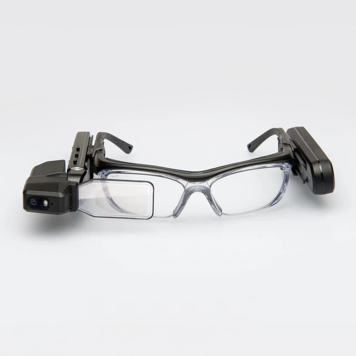 Vuzix M4000 montado en gafas de seguridad transparentes, fotografiado de lado sobre fondo blanco.