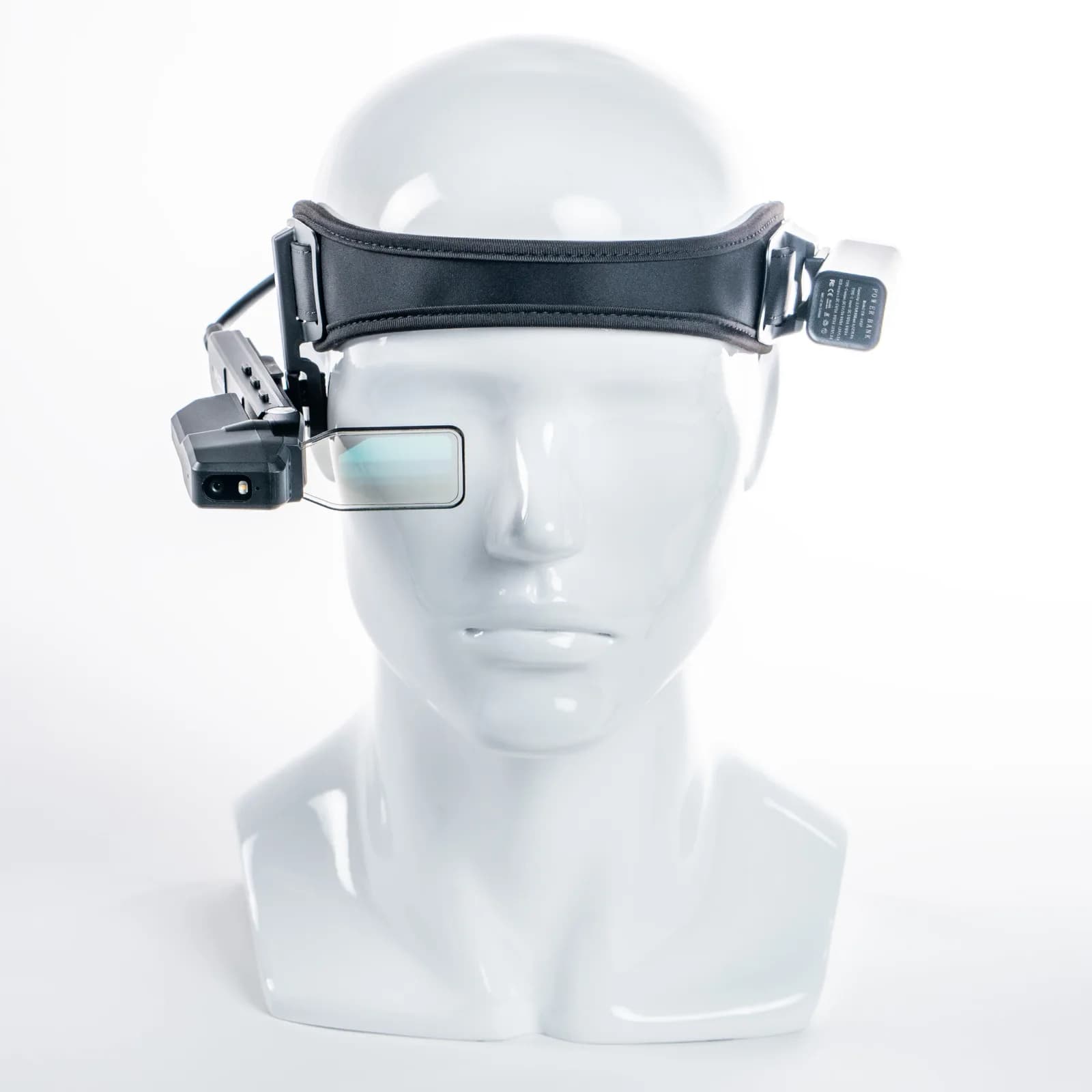 Vuzix M4000 sobre una cabeza de maniquí blanca, montado esta vez en la cinta elástica negra en lugar de una montura.