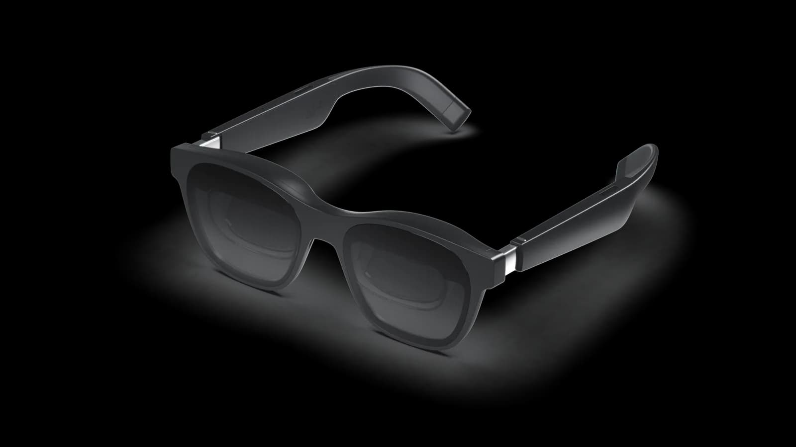 Gafas XREAL Air 2 en negro, en ángulo de tres cuartos sobre fondo neutro, mostrando la patilla gruesa y la bisagra metálica.