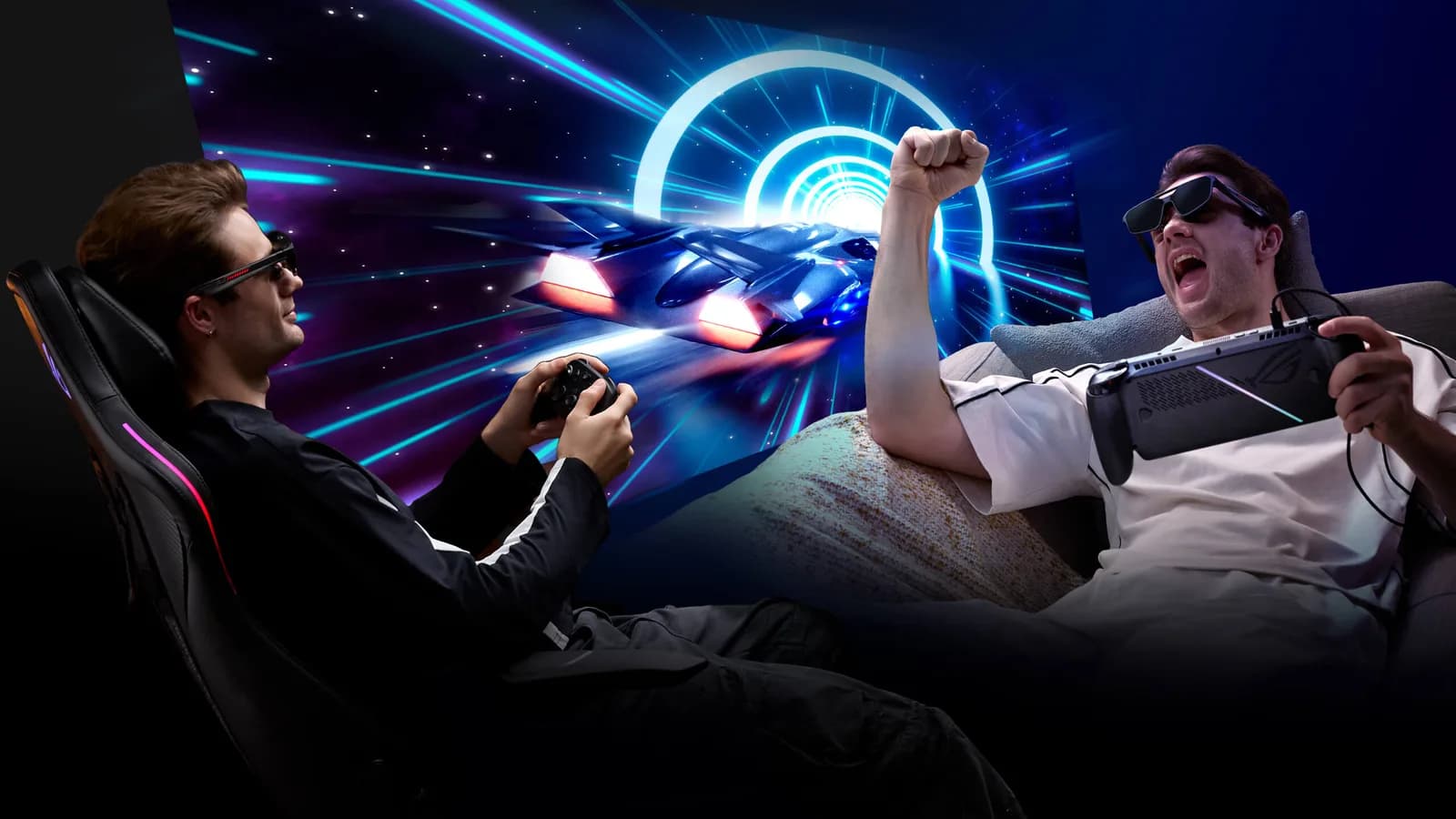 Dos hombres reclinados en sillas gamer usan gafas ROG XREAL R1 negras, uno con un mando y el otro con una consola portátil, frente a una escena de juego.