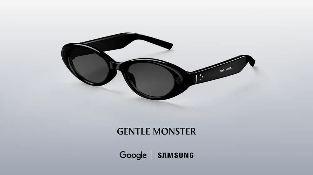 Google Android XR音频眼镜,黑色椭圆框深色镜片,右镜腿有小摄像头,浅灰背景。