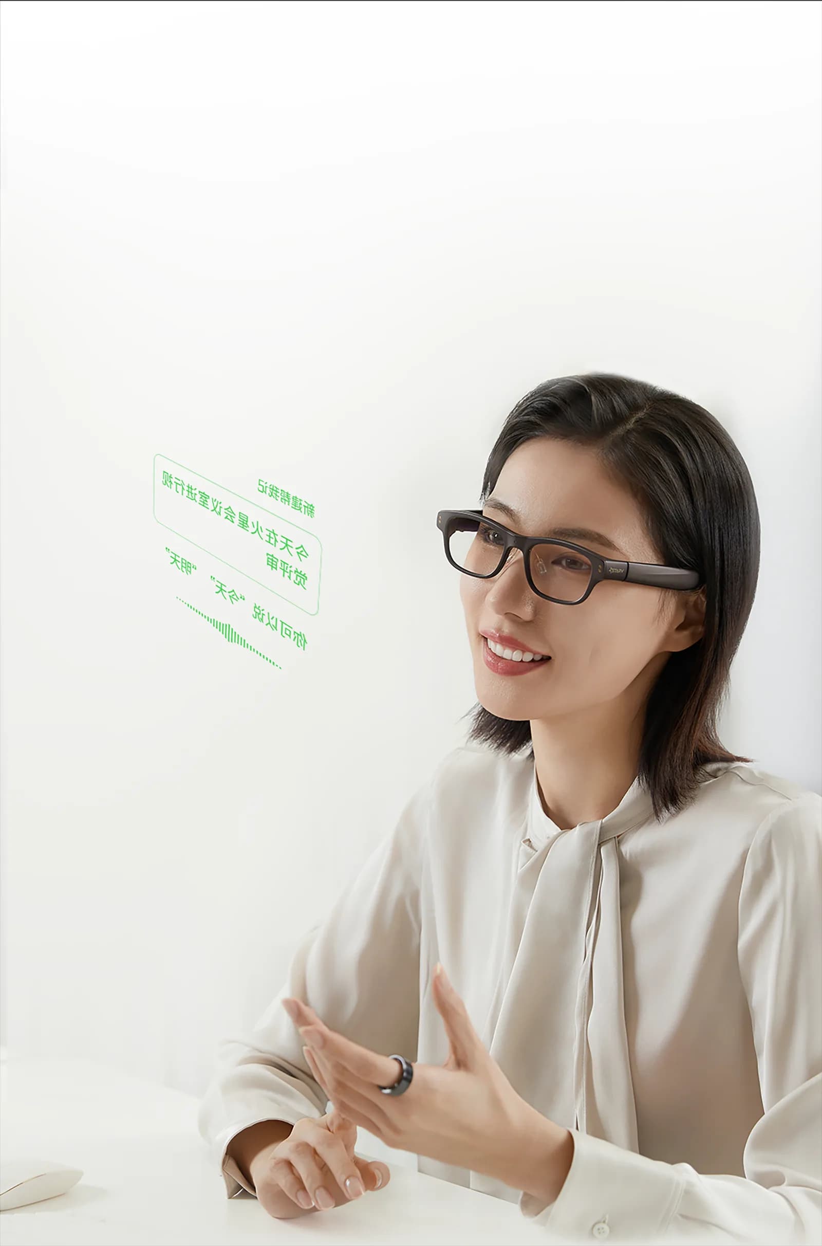 Meizu StarV Air2 worn by a smiling woman, with a green augmented-reality note bubble floating beside her face.
